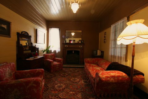 Shurdingtons Cottage - Dalby Accommodation 4