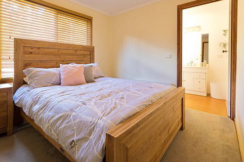 Snow Valley Lodge - Dalby Accommodation 1
