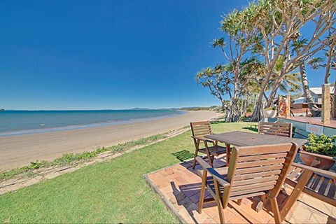 Beachfront Zilzie Holiday Home And Cottage - Dalby Accommodation 0
