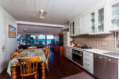 Beachfront Zilzie Holiday Home And Cottage - Dalby Accommodation 5