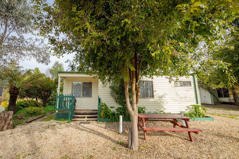 Eildon Riverside Holiday Park - Dalby Accommodation 1