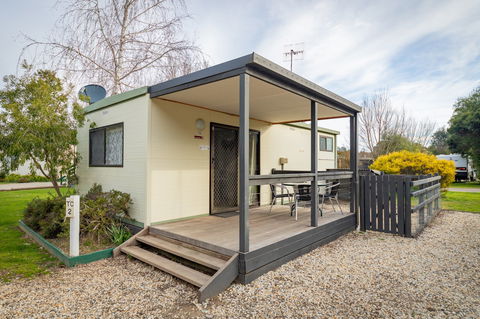 Eildon Riverside Holiday Park - Dalby Accommodation 2