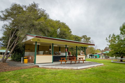 Eildon Riverside Holiday Park - Dalby Accommodation 5