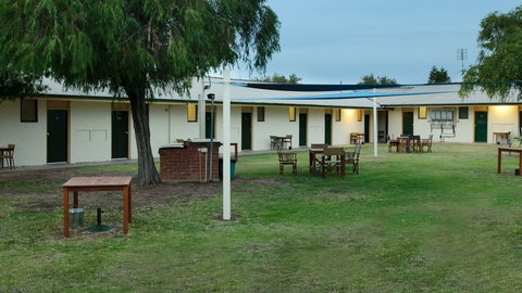 Anglers Inn - Dalby Accommodation 0