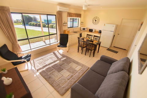 Pelican Perch Retreat - Dalby Accommodation 3