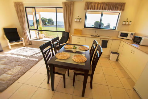 Pelican Perch Retreat - Dalby Accommodation 4