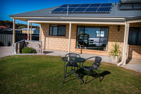 Pelican Perch Retreat - Dalby Accommodation 8