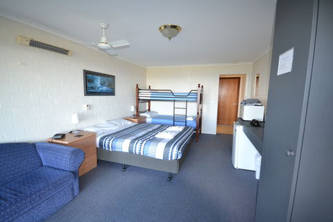 Skenes Creek Lodge Motel - Dalby Accommodation 3