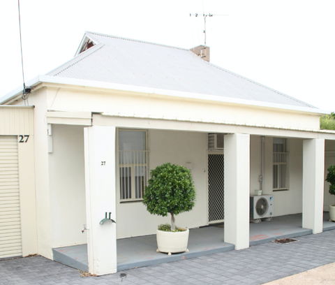 Squatters Cottage - Dalby Accommodation 0