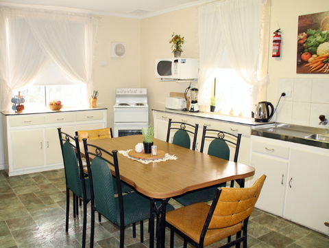 Squatters Cottage - Dalby Accommodation 1