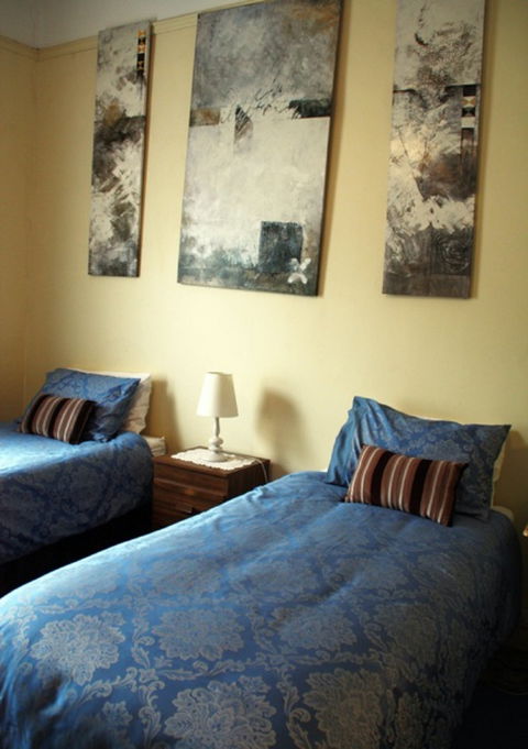 Squatters Cottage - Dalby Accommodation 4