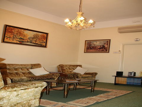 Squatters Cottage - Dalby Accommodation 7