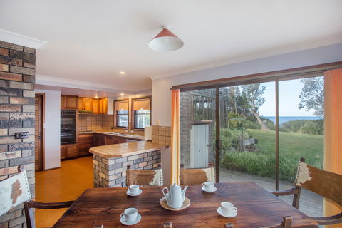Stunning Clifftop - Dalby Accommodation 2