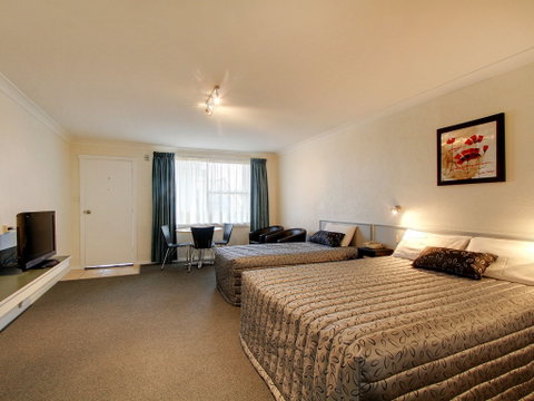 Tamar River Villas - Dalby Accommodation 2