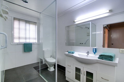 Tamar River Villas - Dalby Accommodation 3
