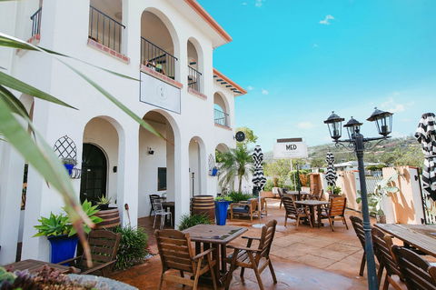 The Med Crescent Head - Dalby Accommodation 2