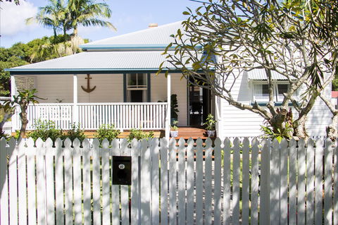 Anchored In Byron - Dalby Accommodation 0