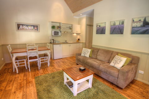 Autumn Affair Cottage 7 - Dalby Accommodation 1