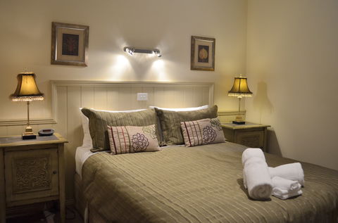 Autumn Affair Cottage 7 - Dalby Accommodation 2