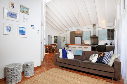 Balena - Dalby Accommodation 0