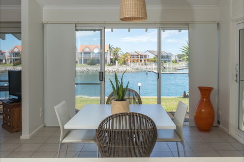 Bay Room Getaway - Dalby Accommodation 0