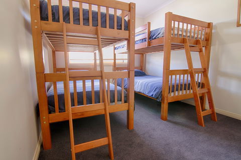 Beach Holiday Unit - Dalby Accommodation 9