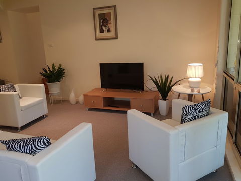 Ellie's Hide-Away At Malua Bay - Dalby Accommodation 2