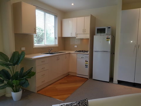 Ellie's Hide-Away At Malua Bay - Dalby Accommodation 4