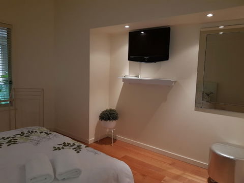 Ellie's Hide-Away At Malua Bay - Dalby Accommodation 6
