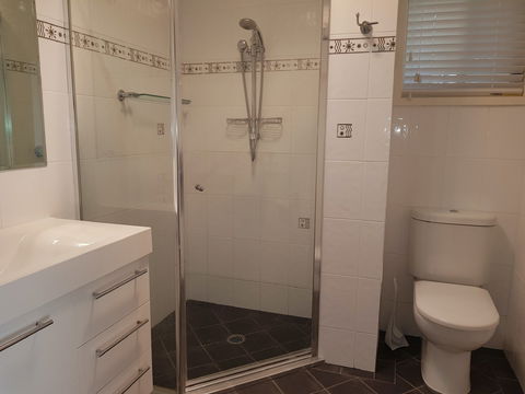 Ellie's Hide-Away At Malua Bay - Dalby Accommodation 8