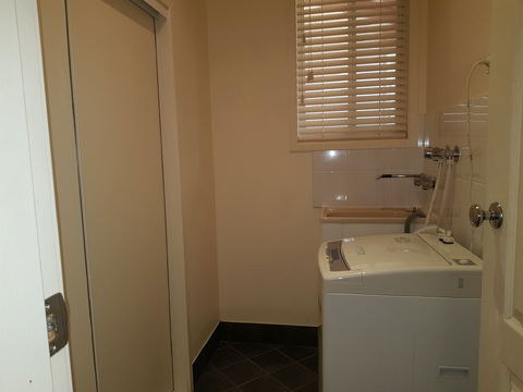 Ellie's Hide-Away At Malua Bay - Dalby Accommodation 9