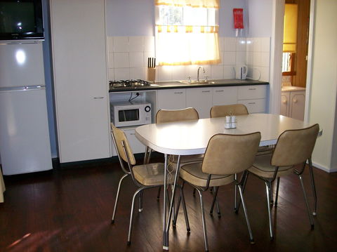 Goughs Bay Holiday Cottages - Dalby Accommodation 2