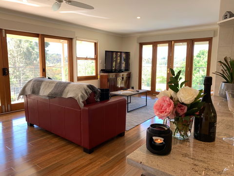 Hahndorf Luxury Lodge - Dalby Accommodation 0
