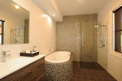 The Monarch: Tumut - Dalby Accommodation 2