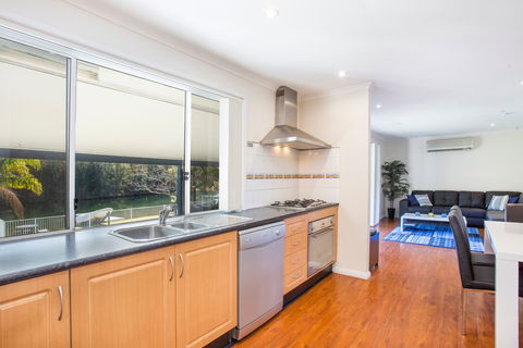 Waterfront Wonder At Lake Conjola - Dalby Accommodation 2