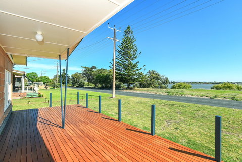 25 Captain Sturt Parade - Hindmarsh Island - Dalby Accommodation 0