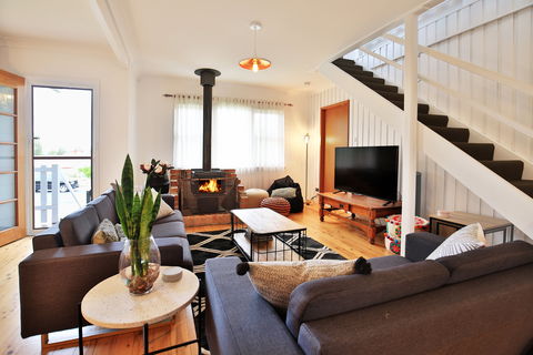 Hudson Bay At Basin View - Dalby Accommodation 0