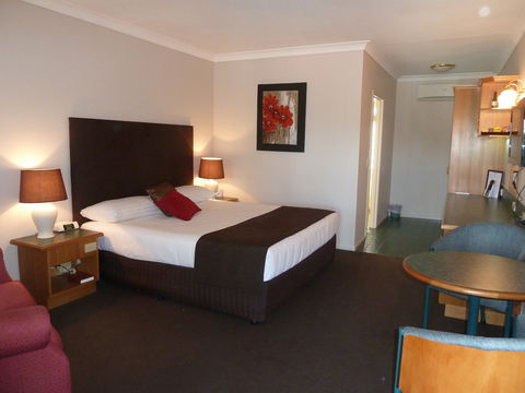 McNevins Logan Park Motel - Dalby Accommodation 1