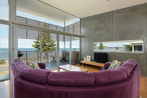 New York Loft Style Waterfront 3BR Holiday Home - Dalby Accommodation 0