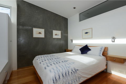 New York Loft Style Waterfront 3BR Holiday Home - Dalby Accommodation 1