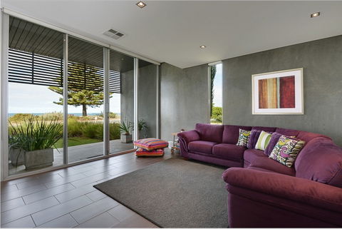 New York Loft Style Waterfront 3BR Holiday Home - Dalby Accommodation 2
