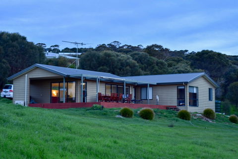 Penneshaw Lodge - Dalby Accommodation 0