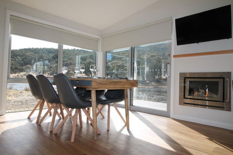 Stillwater Chalet A - Dalby Accommodation 2