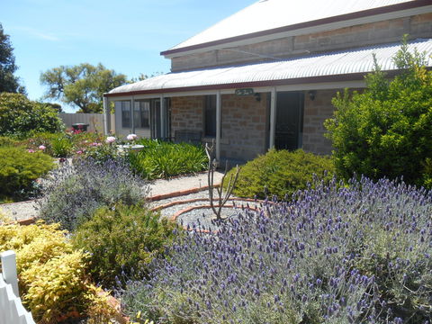 Ti Tree Cottage - Dalby Accommodation 0