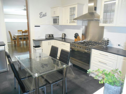 Ti Tree Cottage - Dalby Accommodation 1