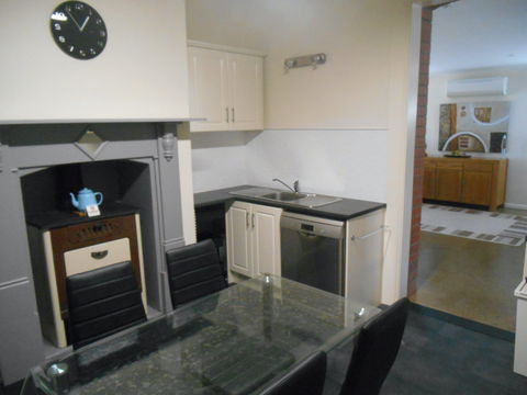 Ti Tree Cottage - Dalby Accommodation 2