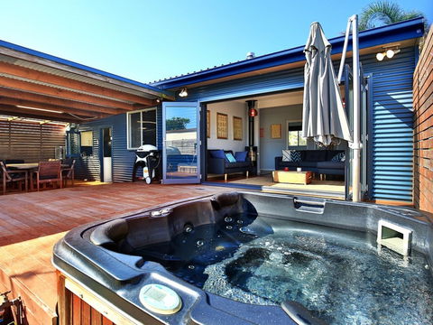 Bluetongue At Culburra - Dalby Accommodation 1