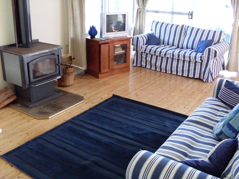 Bush And Bay Cottage - Dalby Accommodation 1