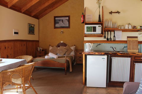 Eastern Reef Cottages - Dalby Accommodation 1