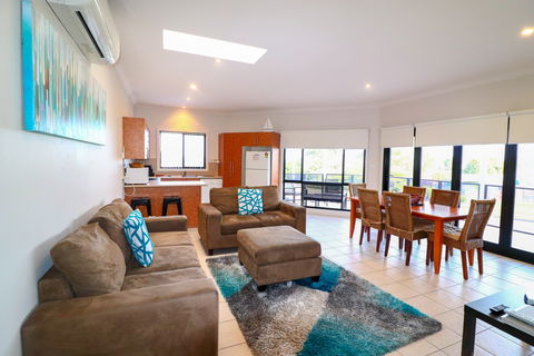 Flexi Five- Belmont - Dalby Accommodation 1